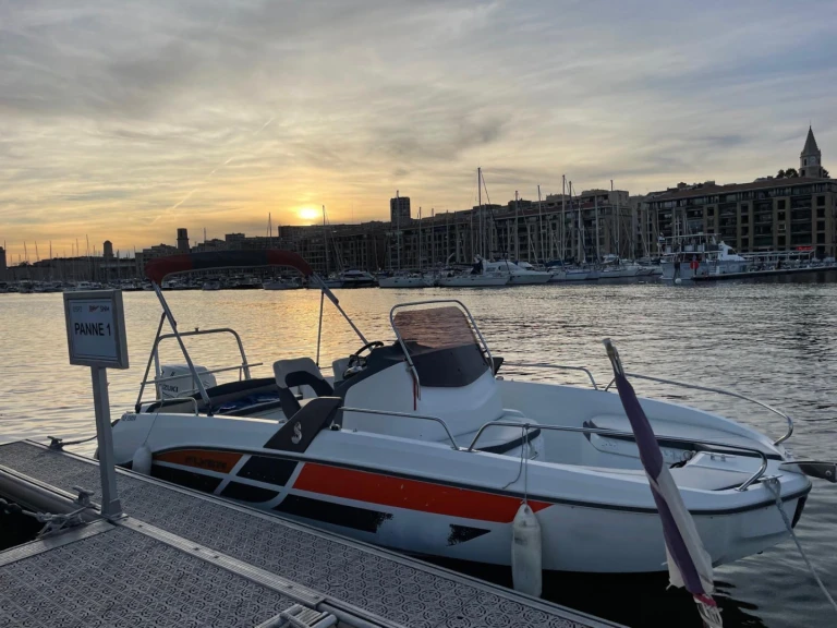 Hire Motorboat Quicksilver with a boat licence
