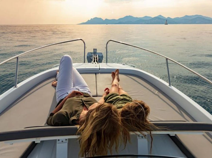 Hire Motorboat Jeanneau with a boat licence