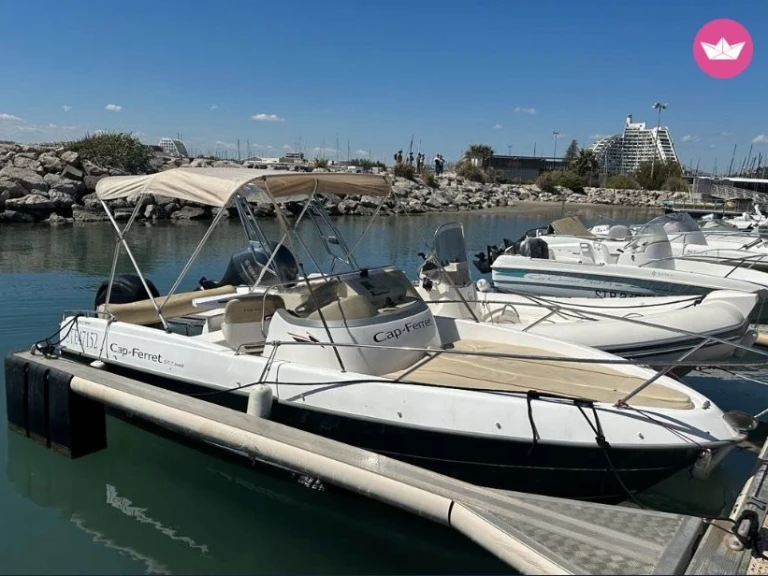 Motorboat hire in Six-Fours-les-Plages - B2 Marine Cap Ferret 552 Sun Deck