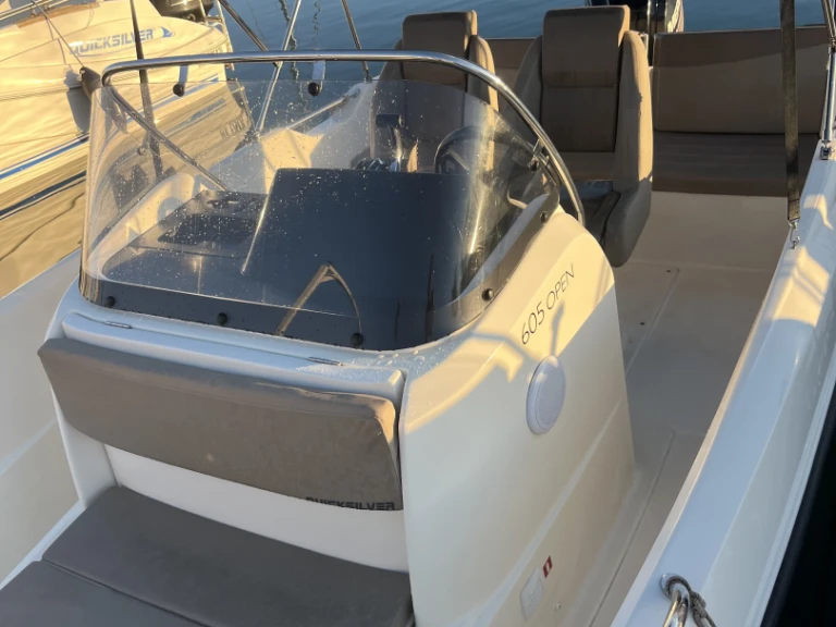 Hire Motorboat Quicksilver with a boat licence