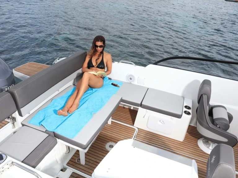 Hire Motorboat Jeanneau with a boat licence