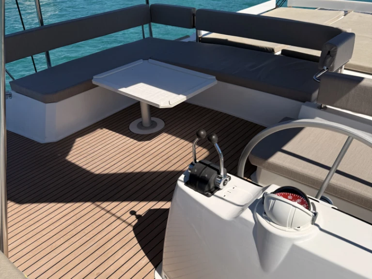 Charter a Lagoon Lagoon 450 F in Hyères on Samboat