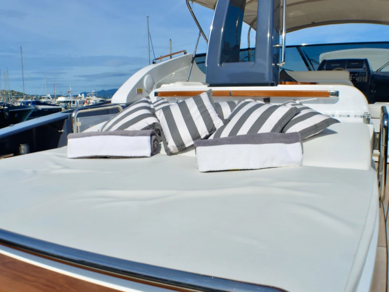 Hire a Riva Virtus 63 Saint-Tropez