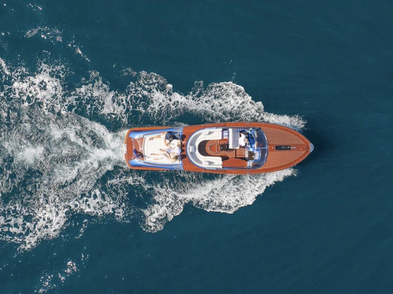 Motorboat to hire Port de Saint Tropez at the best price