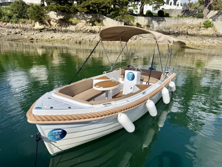 Hire a Silver Yacht Silver 495 Combrit