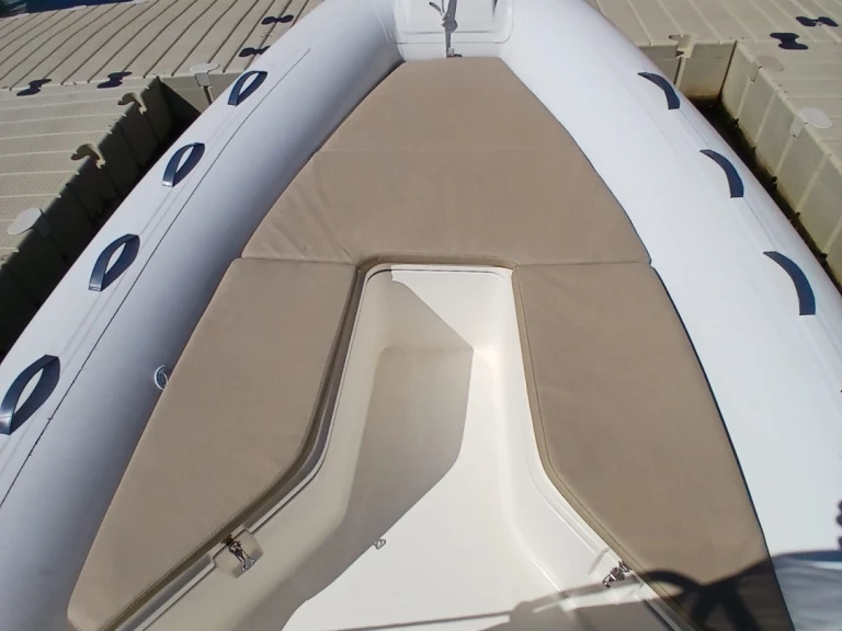 Hire RIB Capelli with a boat licence