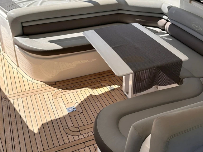 Hire Luxury Yacht with or without skipper Sunseeker Portimão