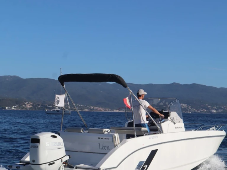 Bénéteau Flyer 7 SPACEdeck charter bareboat or skippered in  Portimão