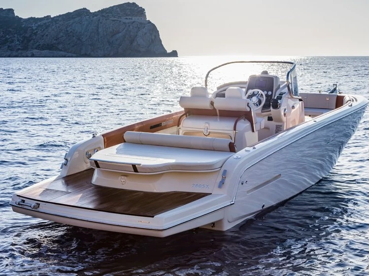 Charter a Invictus  280 SX in Portimão on Samboat