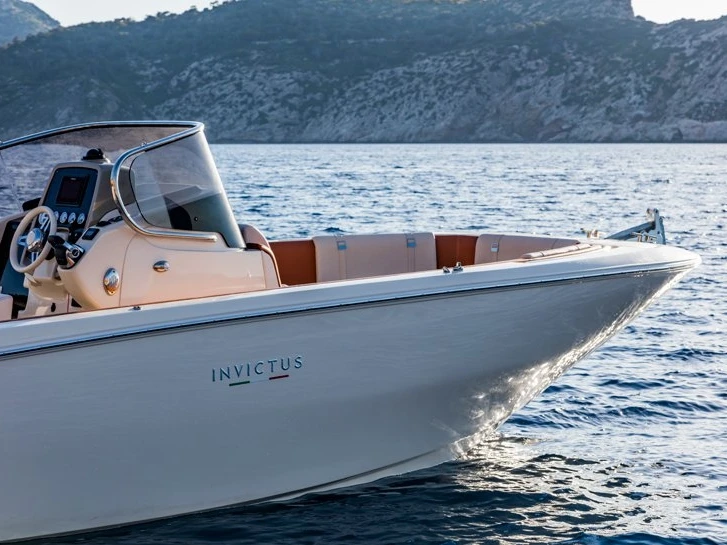 Hire Motorboat Invictus  with a boat licence