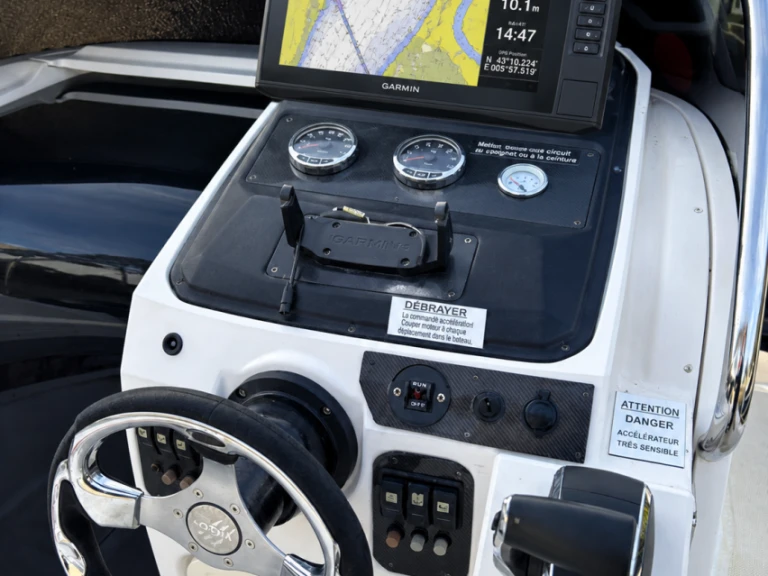 Hire Motorboat Quicksilver with a boat licence