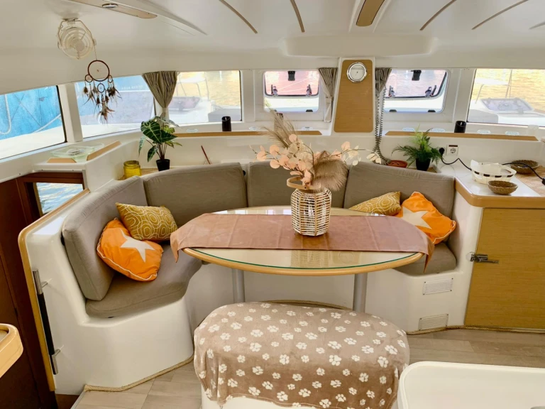 Yacht charter Empuriabrava - Lagoon Lagoon 380 S2 on SamBoat