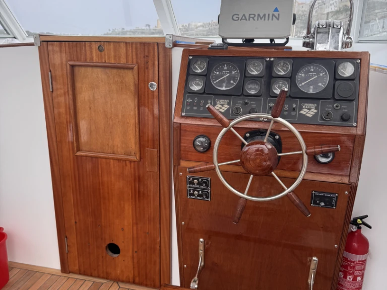 Hire Motorboat Cris-Craft with a boat licence