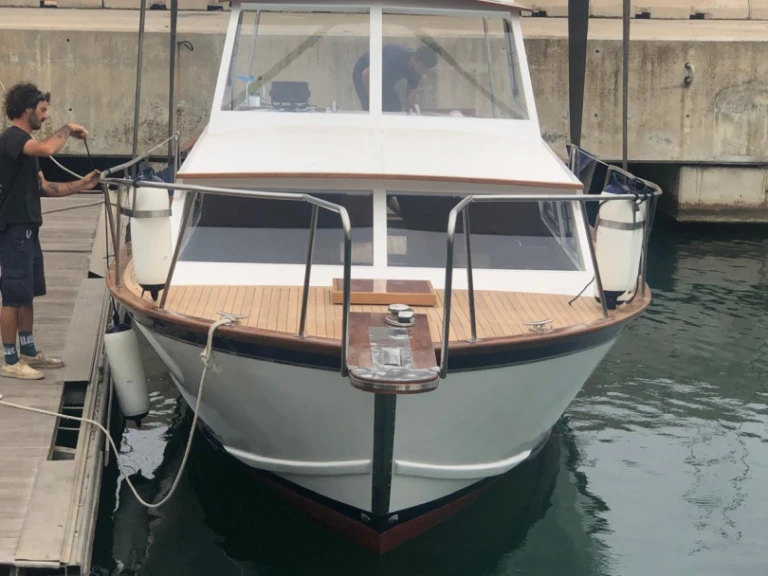 Charter a Cris-Craft Chris-Craft Classic 30 in Mahón on Samboat