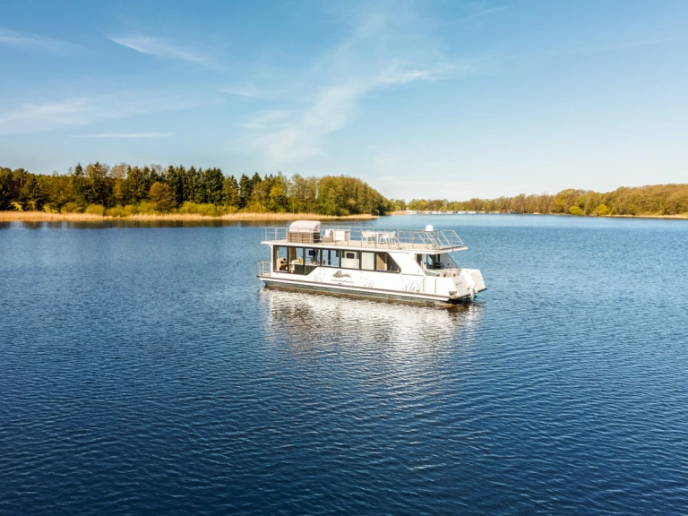 Charter a Luxboot Luxboot in Buchholz on Samboat
