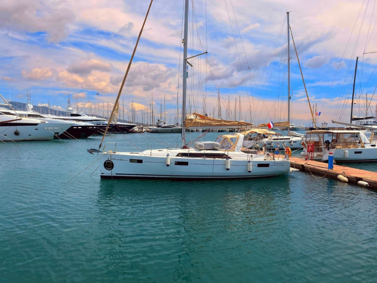 Hire Sailboat Bénéteau with a boat licence