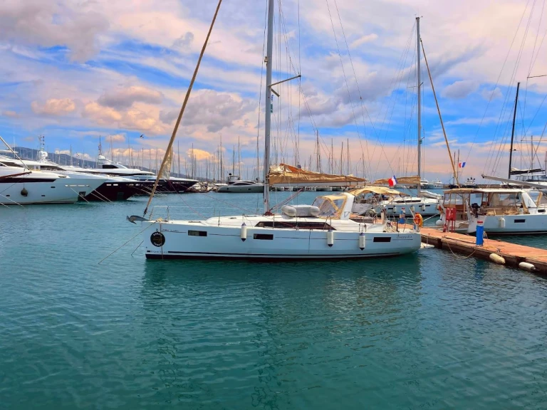 Hire Sailboat Bénéteau with a boat licence