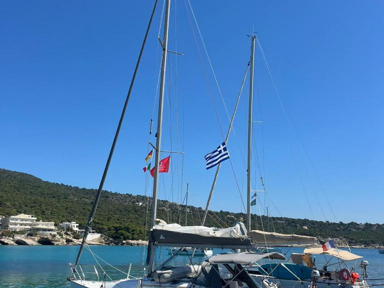 Hire Sailboat with or without skipper Jeanneau Néa Péramos