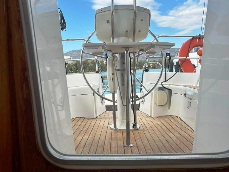 Hire Sailboat Jeanneau with a boat licence