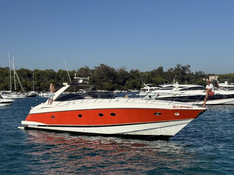 Yacht charter Golfe-Juan - Sunseeker Predator 56 on SamBoat