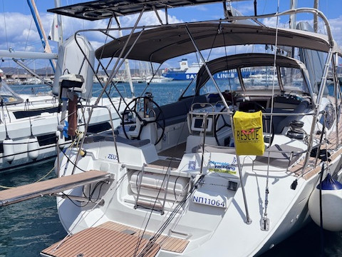 Hire Sailboat Jeanneau with a boat licence