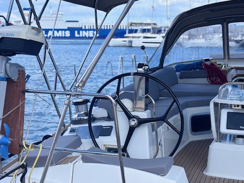 Sailboat to hire Lávrio at the best price