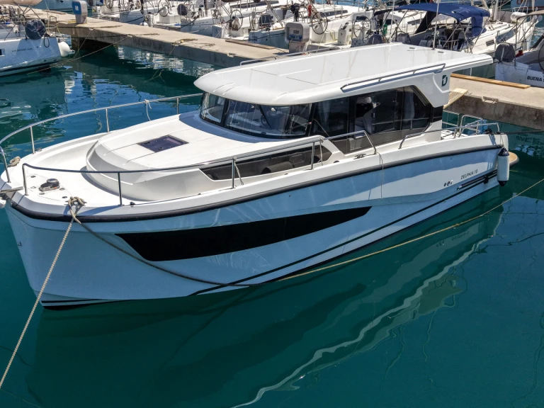 Yacht hire Split cheap Delphia 10 Sedan