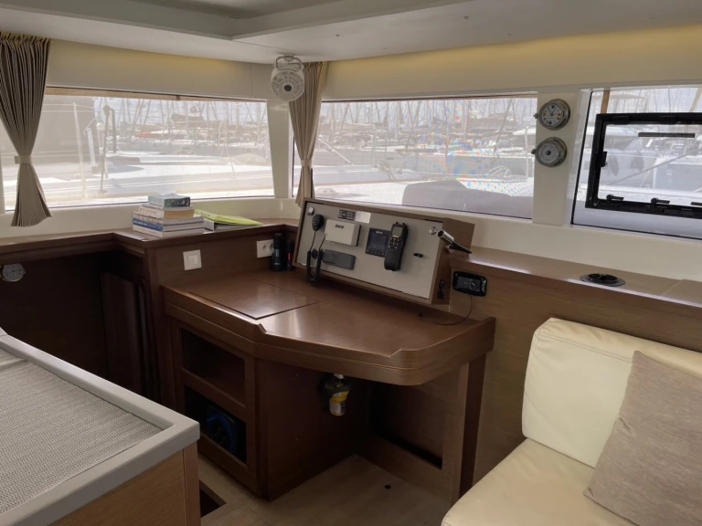 Charter a Lagoon Lagoon 450 F in Alimos on Samboat