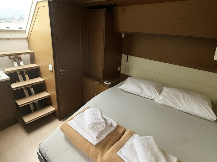 Hire Catamaran Lagoon with a boat licence