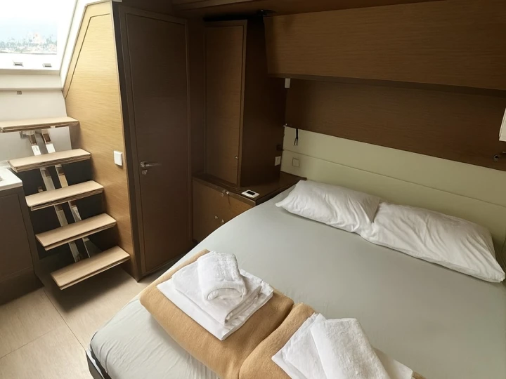 Hire Catamaran Lagoon with a boat licence