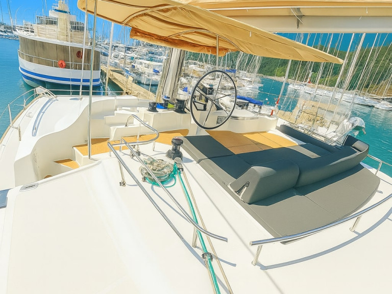 Catamaran to hire Lávrio at the best price