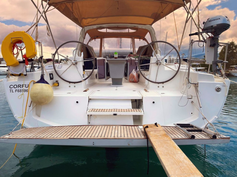 Hire a Bénéteau Oceanis 41.1 Alimos