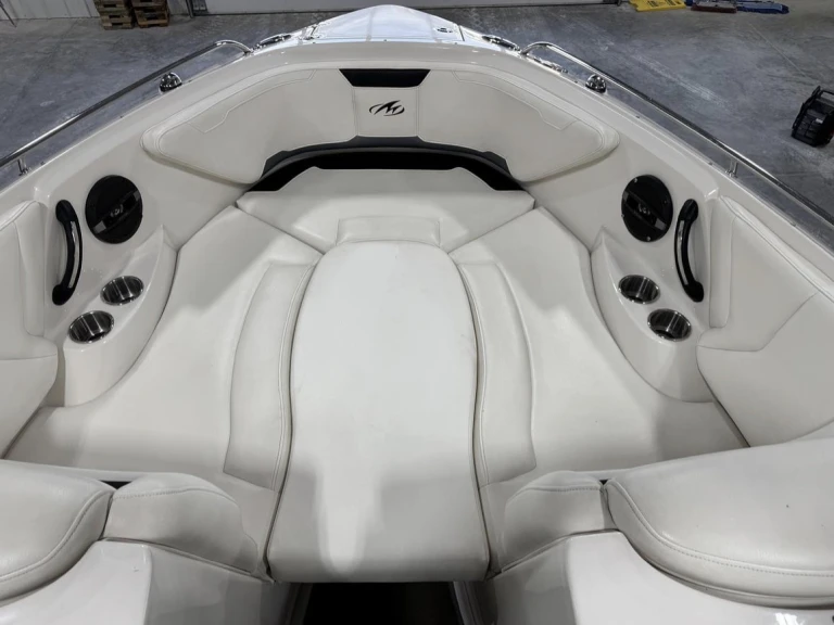 Yacht hire Mahón cheap 264 fs