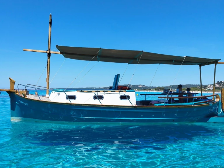 Hire Motorboat Llaut capeador with a boat licence