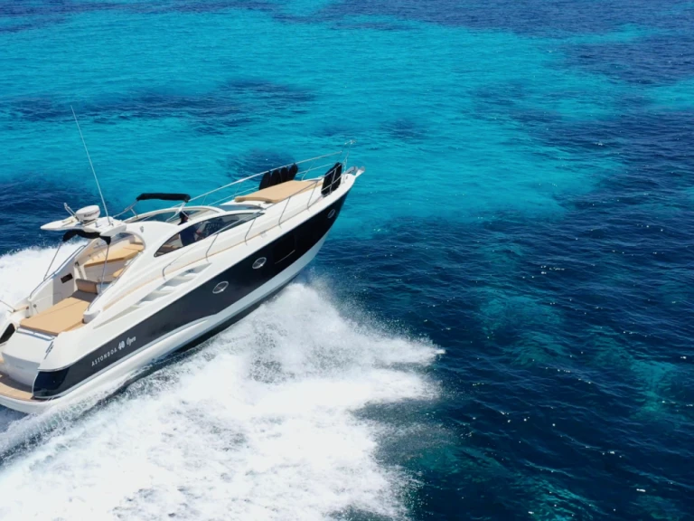 Charter a Astondoa Astondoa 40 Open in Mahón on Samboat