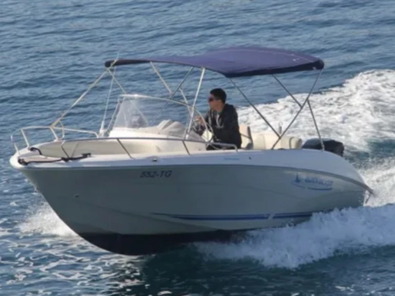 Hire Motorboat Quicksilver with a boat licence