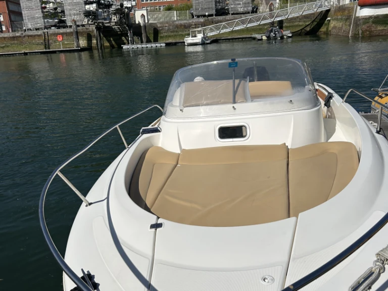 Hire Motorboat Jeanneau with a boat licence