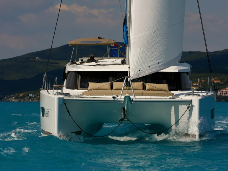 Hire Catamaran Fountaine Pajot with a boat licence
