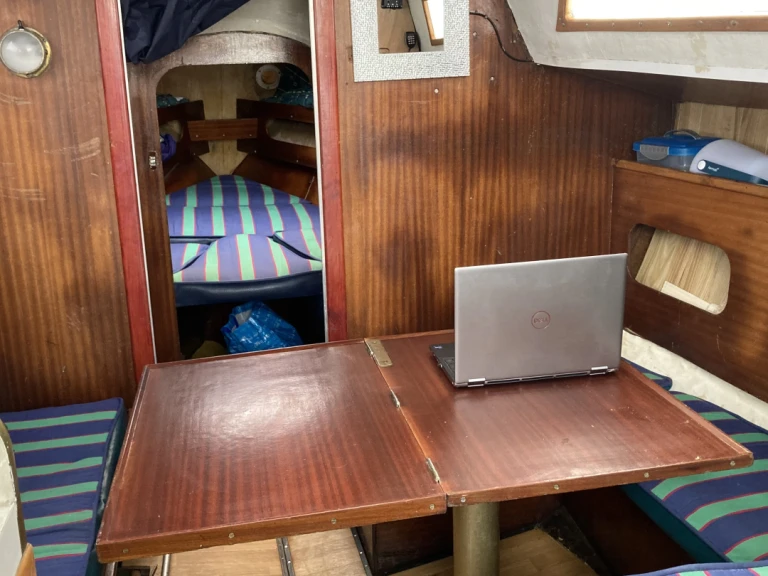 Hire Sailboat Jeanneau with a boat licence