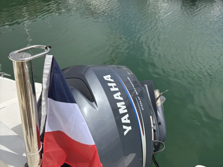 Hire Motorboat Jeanneau with a boat licence