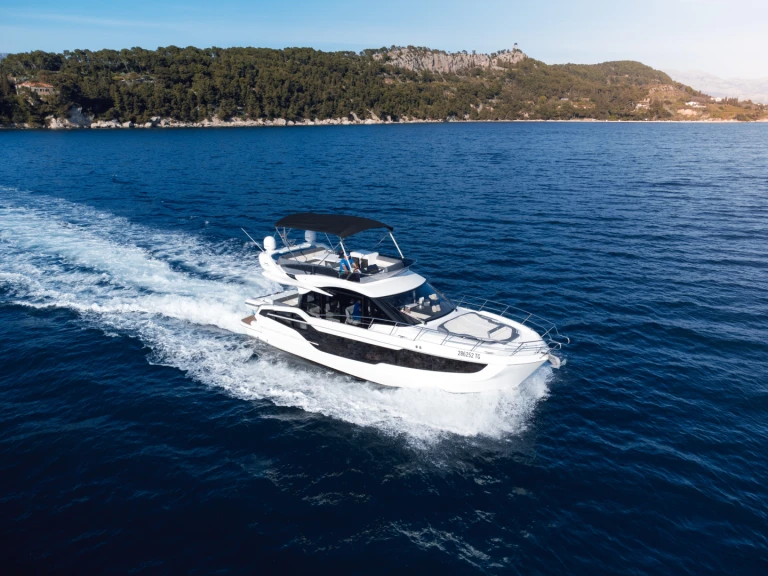 Hire Motorboat Galeon with a boat licence