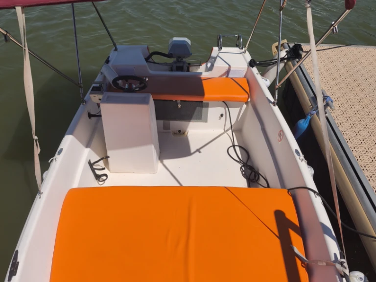 Hire a Naval plastica Livia 450 Istres