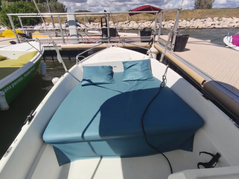 Motorboat to hire Istres at the best price