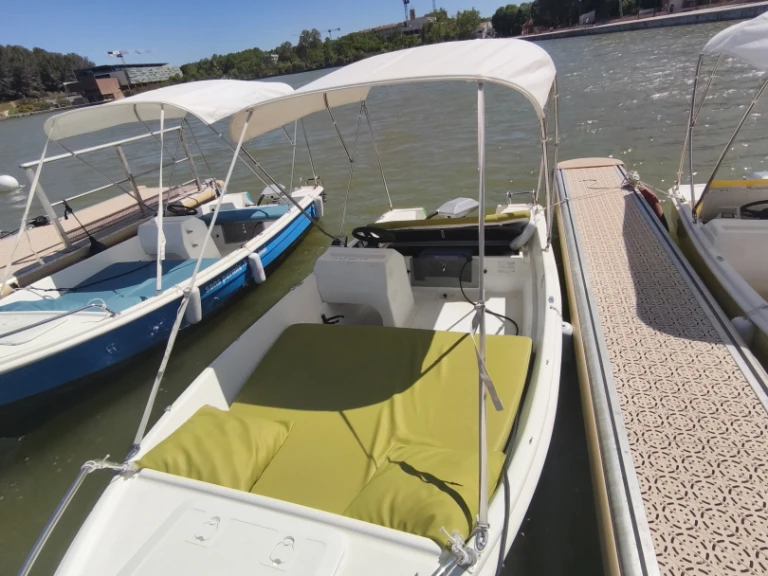 Hire Motorboat Sans Permis with a boat licence