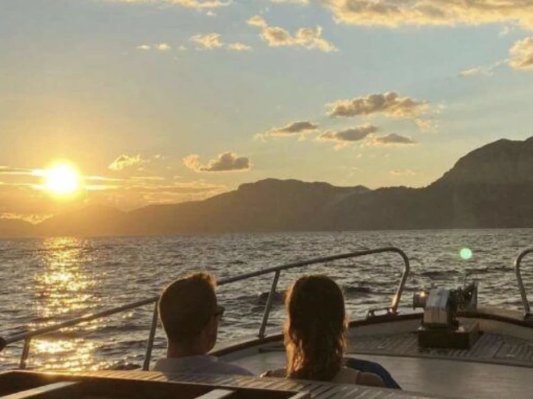 Yacht hire Cagliari cheap Regal 2660 Commodore