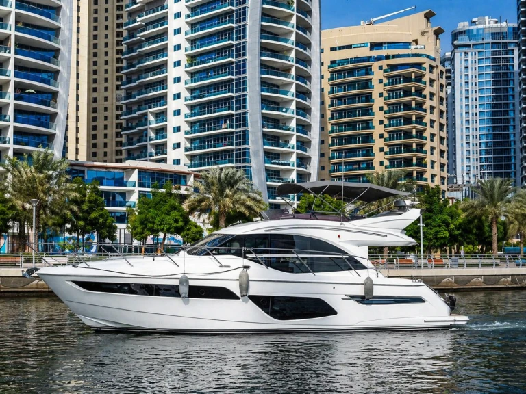 Yacht charter Dubai Marina - Custom 34 MY on SamBoat