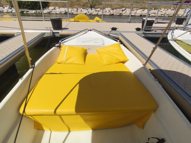 Yacht charter Istres - Sans Permis Électrique  on SamBoat
