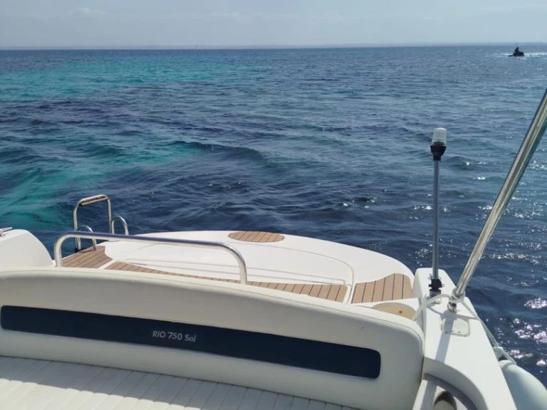 Hire Motorboat Rio with a boat licence
