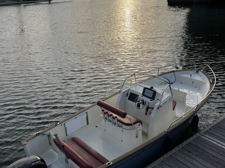 Motorboat to hire Lorient at the best price