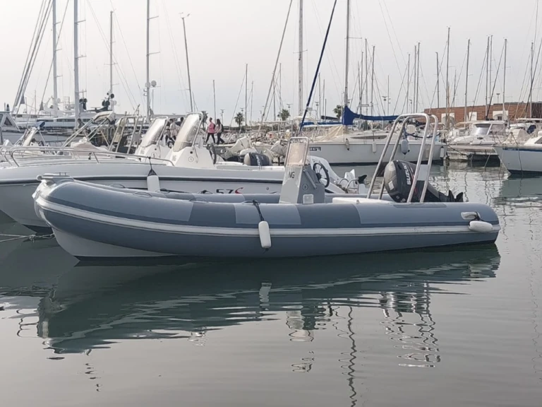Hire RIB Bwa with a boat licence
